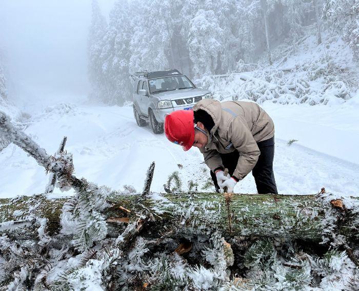檢修員在通往風(fēng)機平臺的途中，清理積雪路障（拍攝者：高述科）