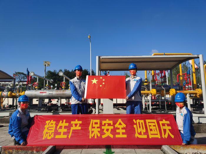 3.4堅守-9月29日，省天然氣公司紅安分輸站員工與國旗同框（拍攝：汪中圓）