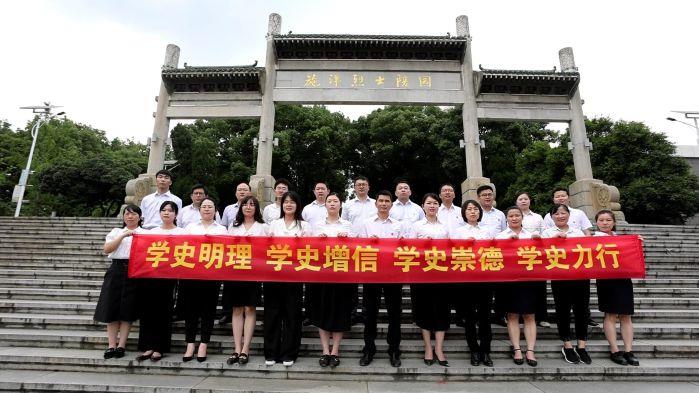 7.5團結-6月2日，省天然氣公司《沒有共產黨就沒有新中國》紅歌拍攝現(xiàn)場-烈士陵園獻花合照（拍攝：李凱）